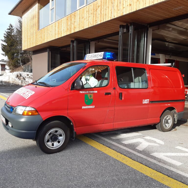Einsatzfahrzeug Last steht in der Einfahrt der Feuerwehrgarage