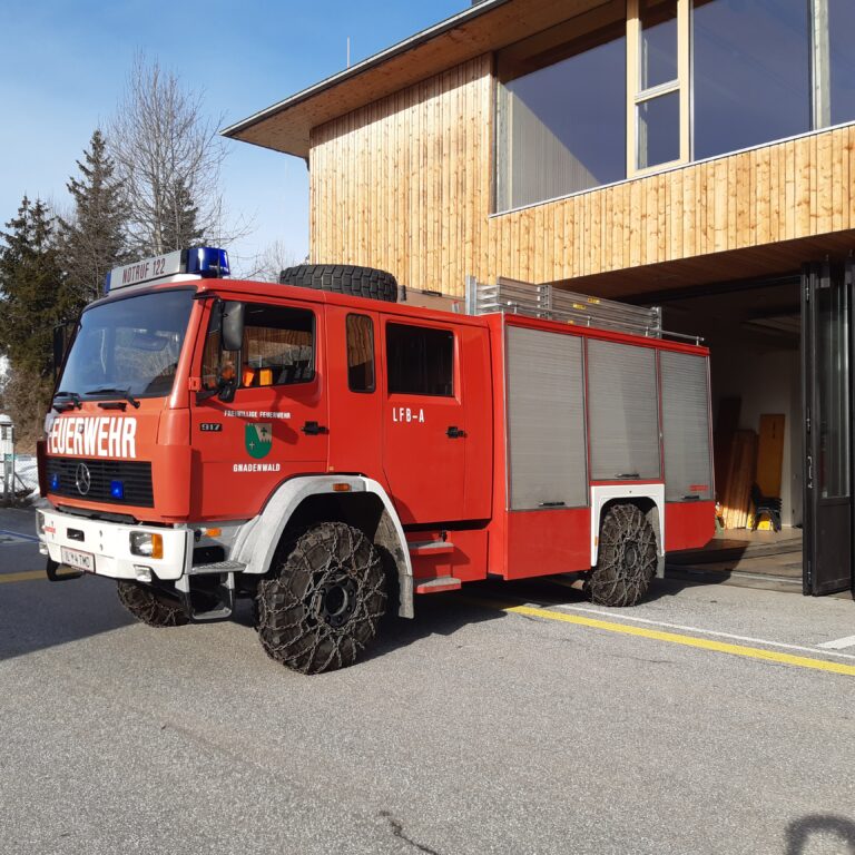 Einsatzfahrzeug LFB steht in der Einfahrt der Feuerwehrgarage