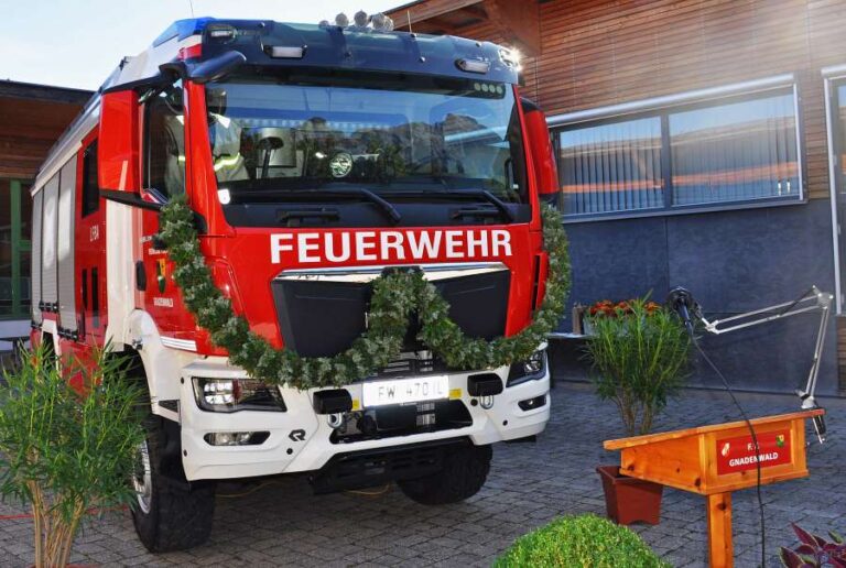 Einsatzfahrzeug LFB bei der Fahrzeugsegnung im September 2025