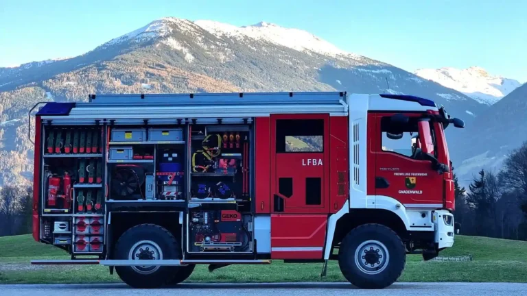 Seitenansicht rechts des Einsatzfahrzeug LFB-A mit verschneiten Tiroler Bergen im Hintergrund
