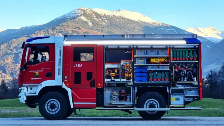 Seitenansicht links des Einsatzfahrzeug LFB-A mit verschneiten Tiroler Bergen im Hintergrund