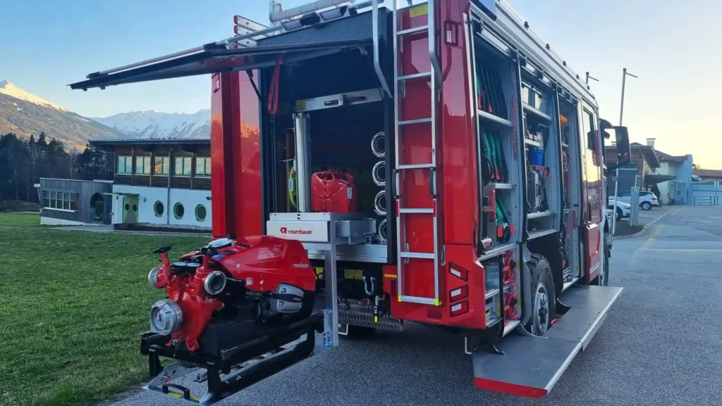 Einsatzfahrzeug LFB-A mit Tragkraftspritze FOX2 vor Schulgebäude