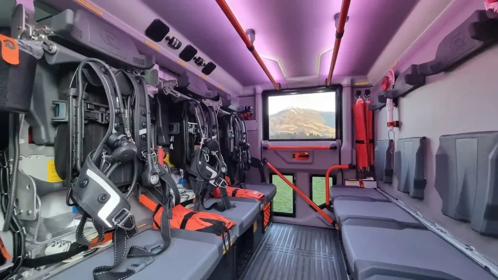 Innenansicht des Mannschaftsraumes mit Atemschutzgeräten im Einsatzfahrzeug LFB-A