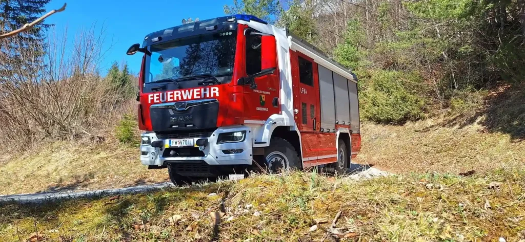 Einsatzfahrzeug LFB-A auf Hinterhornalmstraße