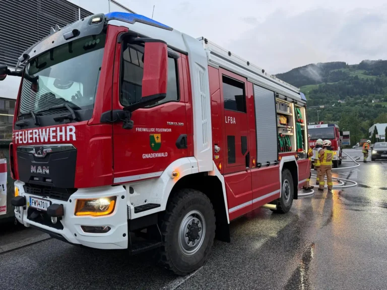 Seitenansicht Feuerwehrfahrzeug LFB-A der Feuerwehr Gnadenwald