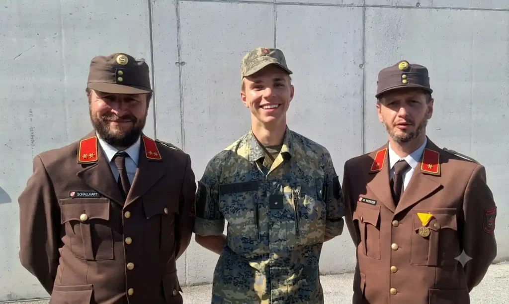 Profilbild vor grauer Betonwand. von links nach rechts: Kommandant Hanspeter Schallhart, Kamerad Hannes Schallhart und Kommandant-Stellvertreter Wolfgang Wurzer