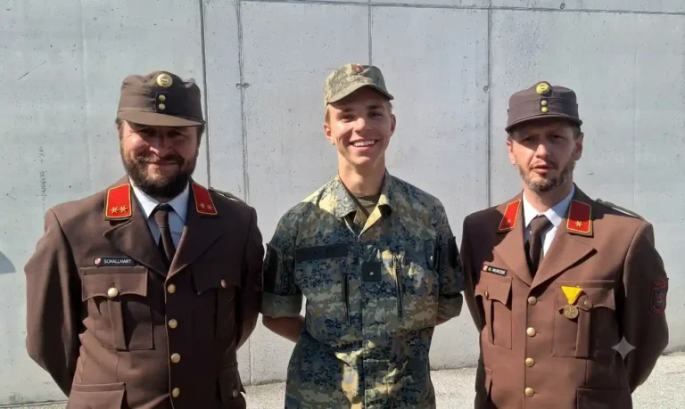 Profilbild vor grauer Betonwand. von links nach rechts: Kommandant Hanspeter Schallhart, Kamerad Hannes Schallhart und Kommandant-Stellvertreter Wolfgang Wurzer